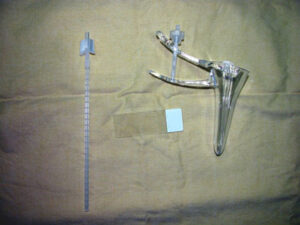 (由左至右)抹片檢查子宮頸刷，玻片，拋棄式鴨嘴